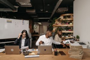Como se sair bem em entrevistas de emprego online: Dicas infalíveis