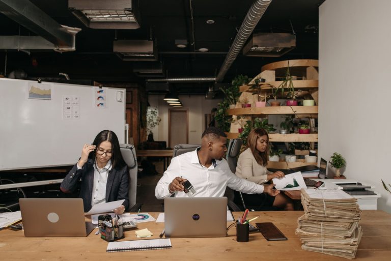 Como se sair bem em entrevistas de emprego online: Dicas infalíveis