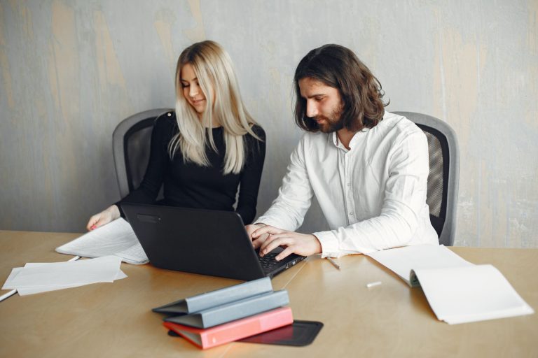 Como usar redes sociais para encontrar vagas de emprego