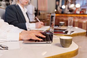 Vagas de Emprego em Setores em Crescimento: Onde Estão as Oportunidades